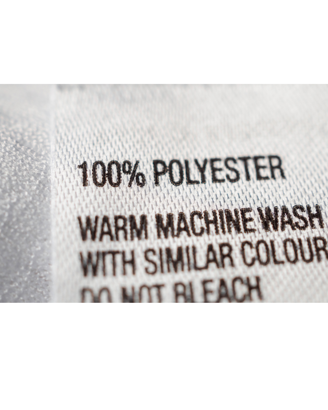 étiquelle de vêtement indiquant que c'est du 100% polyester